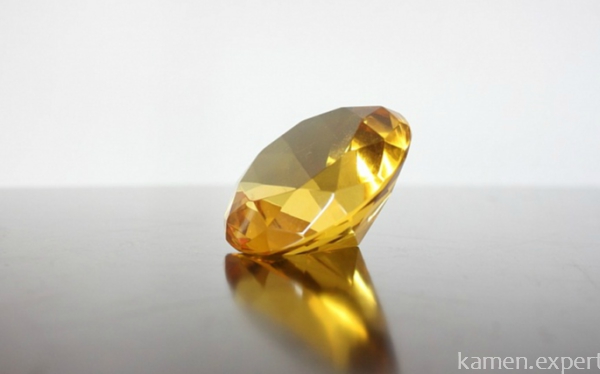 Ограненный желтый бриллиант
