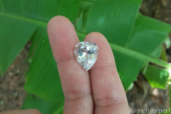 Серебристый топаз можно спутать с бриллиантом