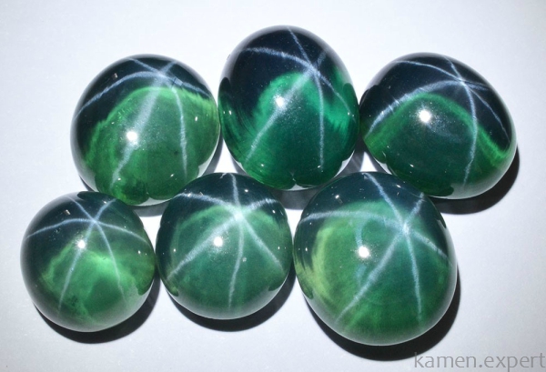Звездчатый зеленый камень