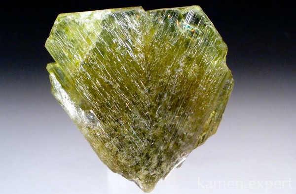 Зеленоватый камень