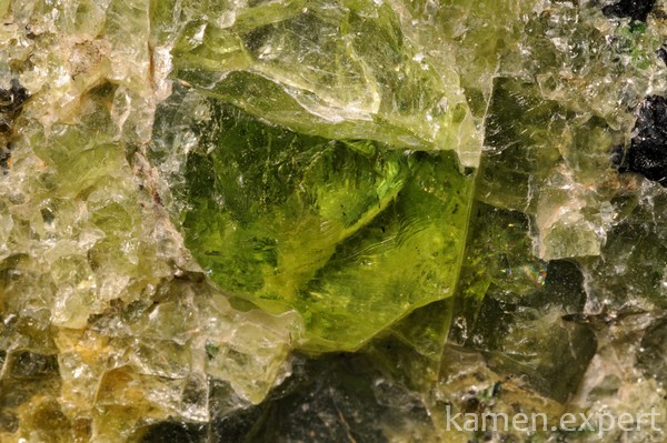 Зеленый минерал