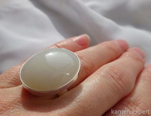 кольцо с белым нефритом