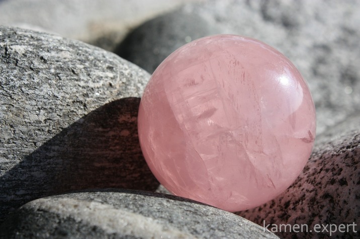 Розовый кварц: история, добыча, свойства камня